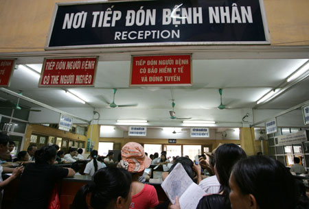 Khám phụ khoa ở khoa sản bệnh viện Bạch Mai